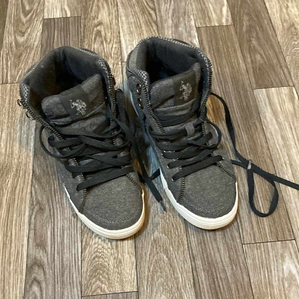 Size 8 tennis shoes used like new